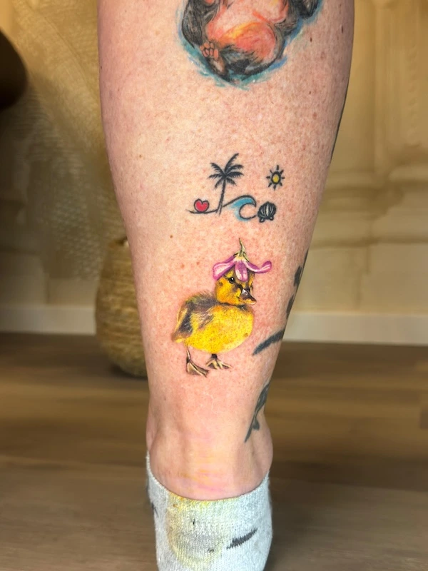 Aquarell-Küken mit Sommer-Elementen